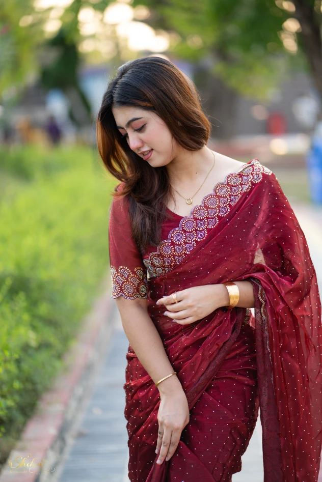 IMG_4449.JPG প্রিমিয়াম ইন্ডিয়ান স্টোনের জর্জেট পার্টি শাড়ি (লাল মেরুন) - Image 1