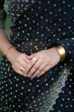 প্রিমিয়াম ইন্ডিয়ান স্টোনের জর্জেট পার্টি শাড়ি (ব্লাক ) - Image 7